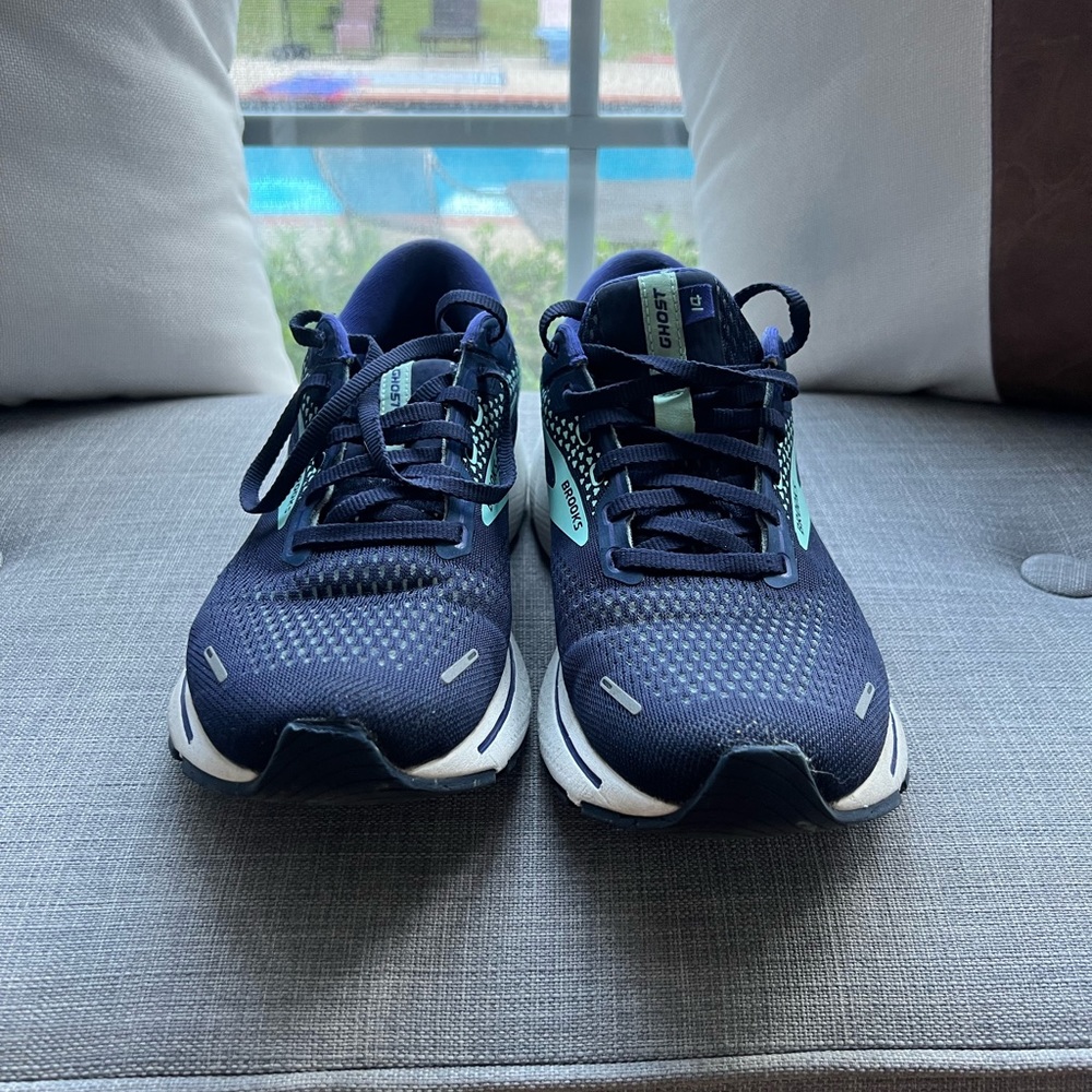 Woman’s Brooks Ghost 14 shoes size 10